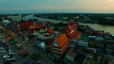 Wat-Phet-Samut-Worawihan-at-Romhub-market-Meklong