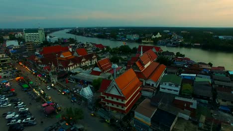 Wat-Phet-Samut-Worawihan-am-Romhub-Markt-Meklong