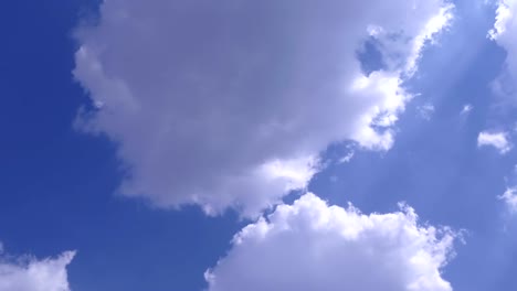Weiche-glatte-himmlischen-Wolken-am-klaren-Himmel-in-sonnigen-Tag