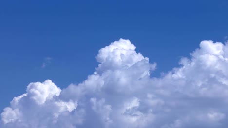 Weiche-glatte-himmlischen-Wolken-am-klaren-Himmel-in-sonnigen-Tag