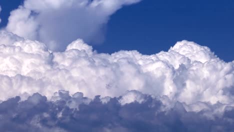 Weiche-glatte-himmlischen-Wolken-am-klaren-Himmel-in-sonnigen-Tag