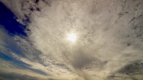 Ein-Meer-von-Clear-Wolken-auf-einem-tiefblauen-Himmel-deckt-die-Sonne-Timelapse