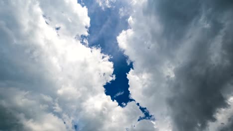 lapso-de-tiempo-de-nubes-negras-con-azul-cielo