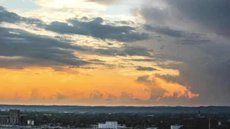 Zeit-Ablauf-der-Wolken-bilden-und-Sonne-tanzen-über-Mittelwesten-Stadt-Übergang-vom-Tag-bis-zum-Sonnenuntergang,-Nacht