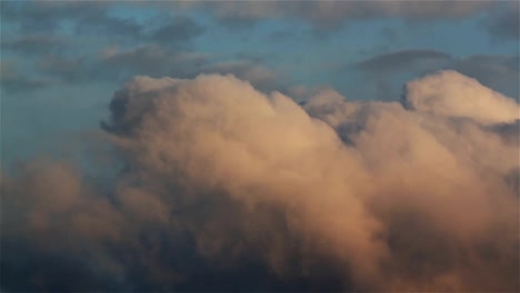 Clouds-timelapse-:-moving-cumulus-in-evening-sky