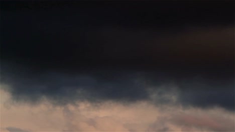 Clouds-timelapse-:-moving-cumulus-in-evening-sky