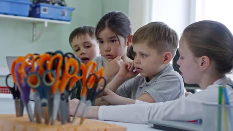 Grupo-de-compañeros-de-clase-usando-la-computadora-en-la-escuela