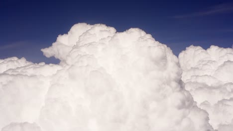 Beruhigender-Blick-auf-Cumulus-Wolken-und-blauer-Himmel