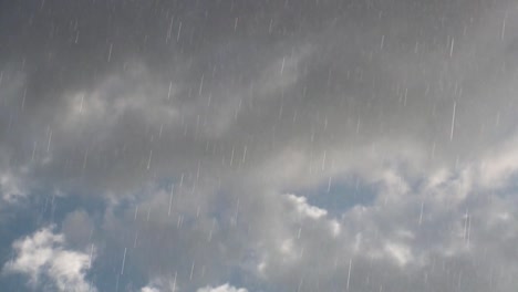 Herbst-Regen-auf-Wolken-Hintergrund