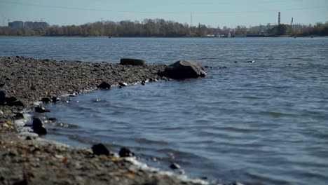 River-Bay-und-Stein-Strand-in-der-Nähe-der-Stadt