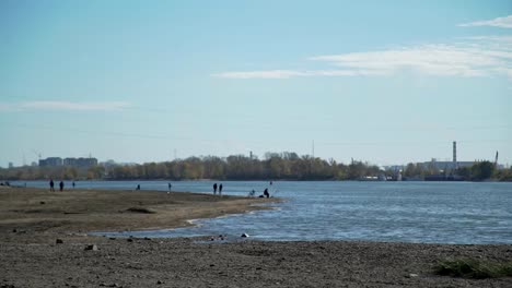 Fluss-in-der-Nähe-der-Stadt