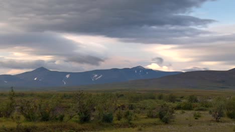 Wolken-bewegen-sich-schnell-über-Berg