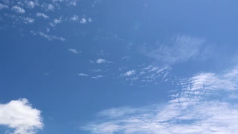 Ambiente-dramático-panorama-vista-4K-secuencias-Time-lapse-video-clip-de-cielo-azul-y-las-nubes-en-día-de-verano-hermosa.