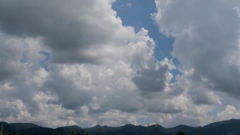 schöne-Berge-und-Wolken