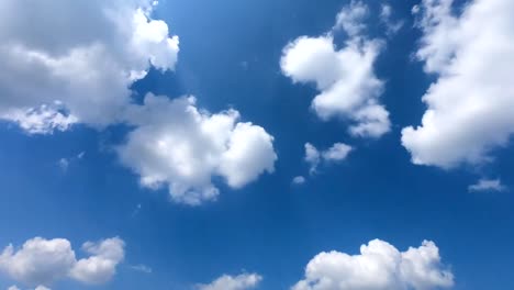 Lapso-de-tiempo,-cielo-nubes-mullidas-de-nube-hermoso-paisaje-blanco-sobre-azul-cielo.