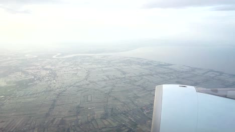 Blick-aus-dem-Fenster-das-Flugzeug-fliegt-über-den-Golf-von-Thailand