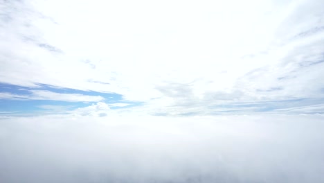 Blick-aus-dem-Fenster-das-Flugzeug-fliegen-über-den-Wolken