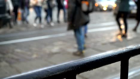 Cruce-de-peatones.-La-gente-cruza-la-calle-en-un-paso-de-peatones-en-una-gran-ciudad.-Los-coches-se-detuvieron-en-un-semáforo.