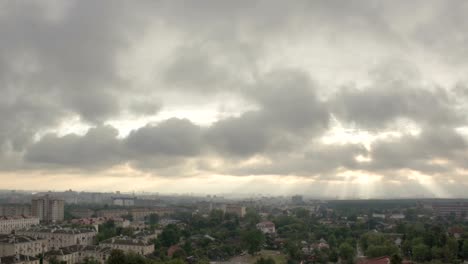 Nubes-de-tormenta-moviéndose-sobre-el-lapso-de-tiempo-de-la-ciudad