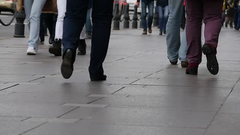 Füße-von-Menschen-zu-Fuß-auf-der-Stadtstraße