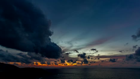 Die-Wolken-in-den-Himmel-schnell-Abendzeit-über-Meer,-erschossen-Zeitraffer-4-K