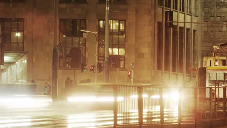 Coches,-tranvías-y-autobuses-en-un-cruce-muy-saturado.-Time-lapse