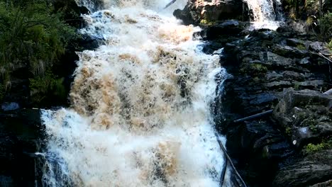 Cascada-blanco-puentes-en-primer-plano-de-cámara-lenta-de-Karelia,-Rusia,-tiro