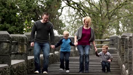 Eine-Familie-von-vier-Fuß-einige-Schritte-in-einem-park