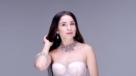 Hermosa-mujer-posando-en-el-estudio.-Ella-muestra-joyas-de-la-mujer