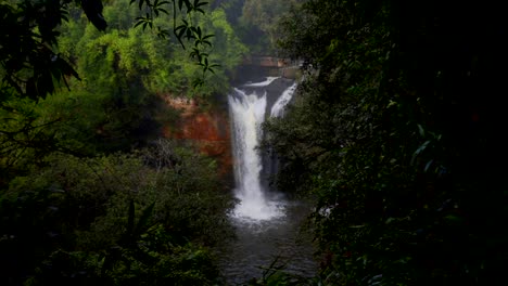 Zeitlupe-Haew-Suwat-Wasserfall-im-Nationalpark-Khao-Yai,-Thailand