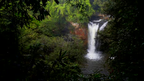 Zeitlupe-Haew-Suwat-Wasserfall-im-Nationalpark-Khao-Yai,-Thailand