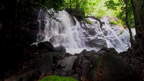 Wasserfall-im-Wald