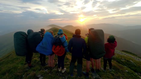 eine-Gruppe-von-Wanderern,-die-den-Sonnenuntergang