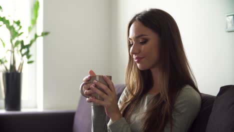 Trinken.-Schöne-Frau-trinken-Kaffee-am-Morgen