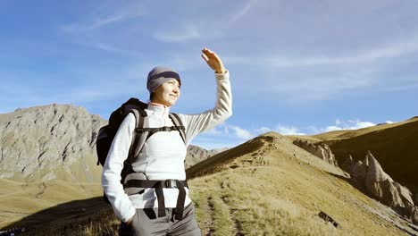 Mujer-de-excursionistas-a-pie-de-las-montañas