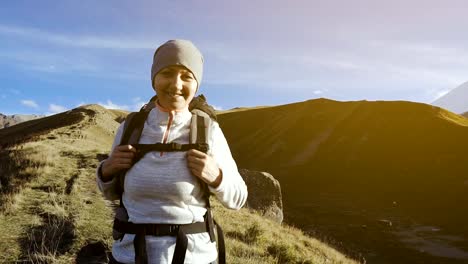 Mujer-de-excursionistas-a-pie-de-las-montañas