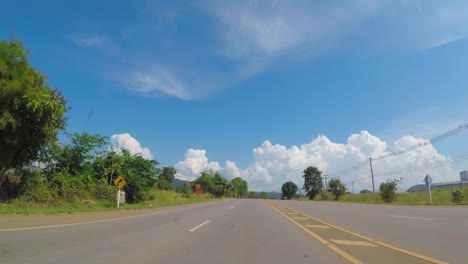 Frontplatte-fahren:-Am-Highway-12,-Nord-Westhern-Thailand