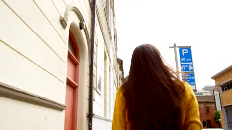 Schöne-Frau,-die-zu-Fuß-in-die-Stadt-Straße-an-einem-sonnigen-Tag-4k