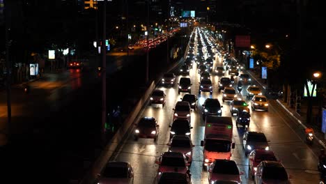 Timelapse-traffic-jam-in-downtown-at-dark-evening-time