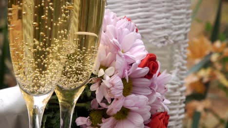 Champagner-und-Blumen-Hochzeit-Konzept