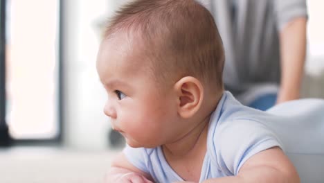 dulce-niño-bebé-asiático-con-madre