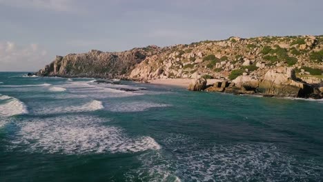 Vista-aérea-de-playa-desierto-tropical-isla-de-abejón