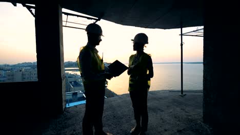 Silhouette-der-Bauarbeiter-auf-einer-Baustelle-arbeiten.