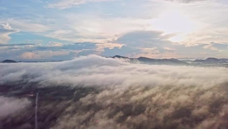 Antena-vista-hermosa-niebla-flotante-a-través-de-las-montañas.