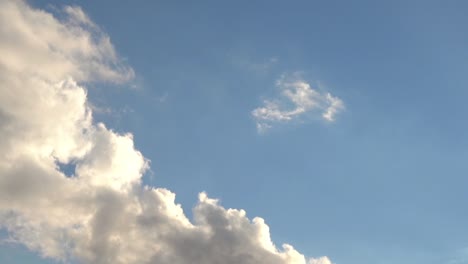 Lluvia-de-Cumulus-nubes-cielo-móvil