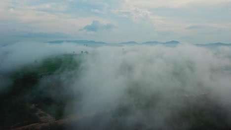 Aerial-Blick-schöner-Morgennebel-im-Gebirge