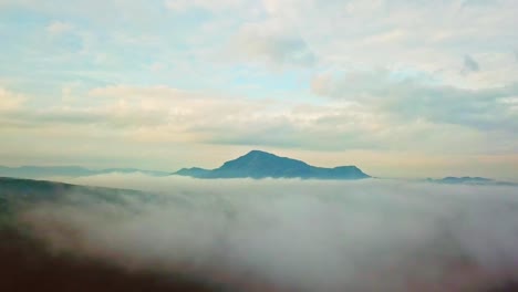 Antena-ver-niebla-hermosa-mañana-en-gama-de-la-montaña