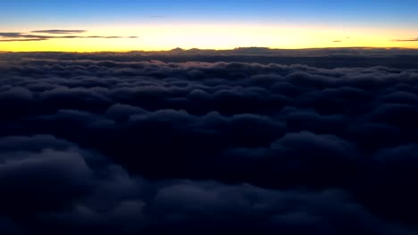 Fliegen-über-Wolke-Sonnenuntergang