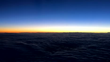 Fliegen-über-Wolke-Sonnenuntergang