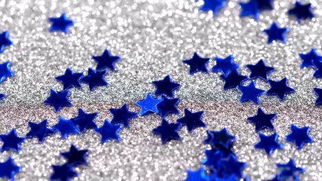 Funkelnde-Glitter-in-Form-eines-Sterns.-Close-up-auf-silbernem-Hintergrund